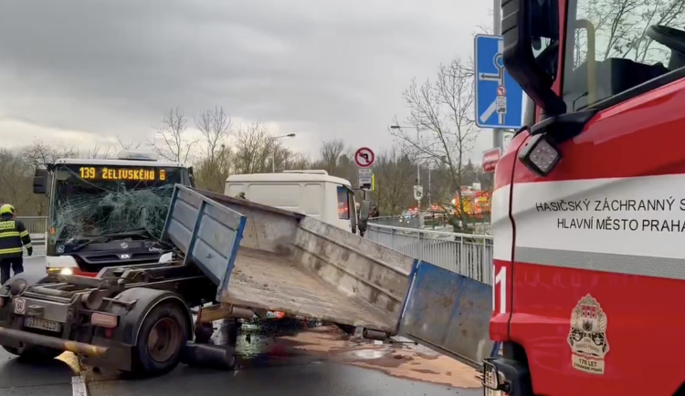 Ve Zbraslavi se srazil náklaďák s autobusem MHD, zranili se dva lidé