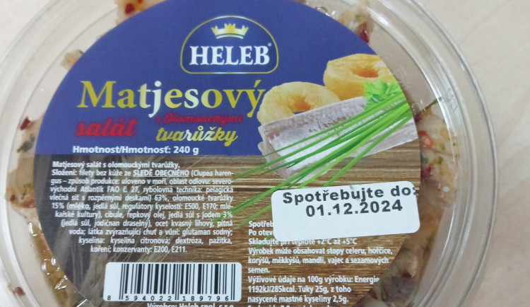 V rybím salátu pražského výrobce objevili listerie, veterinární správa varuje před jeho konzumací