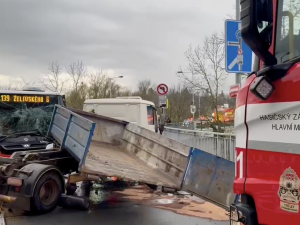 VIDEO: Ve Zbraslavi se srazil náklaďák s autobusem MHD, zranili se dva lidé