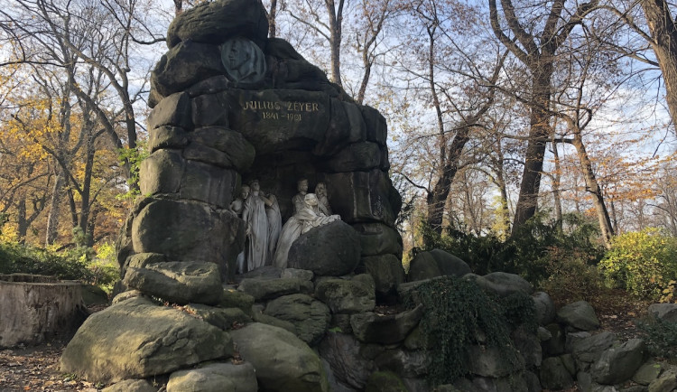 Opravy se dočká o pomník Julia Zeyera.