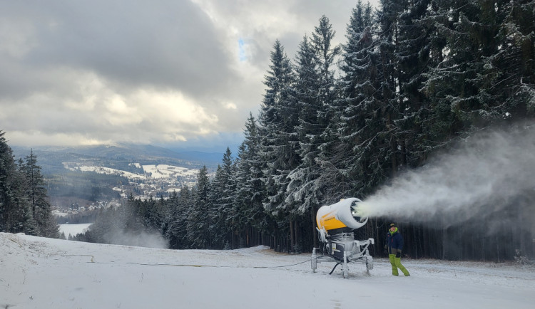 Šumavský Ski&Bike Špičák poprvé rozjel sněžná děla. Technický sníh pokrývá čerstvě napadaný přírodní podklad