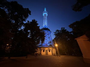 Petřínskou rozhlednu a Tančící dům večer rozsvítí modře, je to připomínka práv dětí