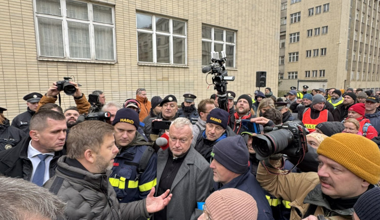 Stovky příslušníků bezpečnostních sborů protestovaly proti nízkým platům, Rakušan jim slíbil navýšení o 2500 korun