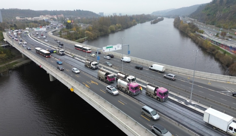 V neděli otevřou opravený Barrrandovský most, před tím na ně pošlou nákladní auta jako zátěžový test