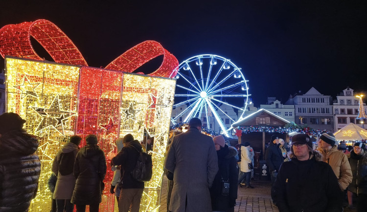 FOTO: Hned první den lidé vzali doslova útokem největší adventní trhy v Česku. Nejvíce zaujal zářící fotopoint a trdelník