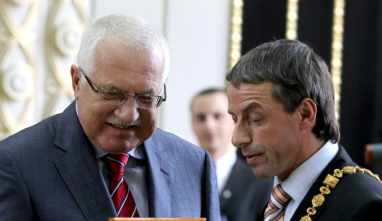 Pavel Bém s tehdejším prezidentem Václavem Klausem v roce 2010, když odcházel z funkce primátora