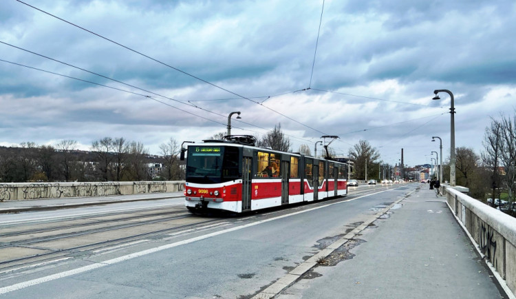 Ode dneška nejezdí tramvaje po Libeňském mostě, nahradí je autobusy