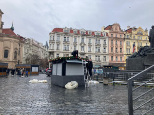 Technici v noci ukotvili vánoční strom na Staroměstském náměstí a začali se zdobením