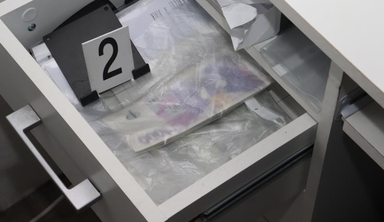 Podvody s fiktivními fakturami si skupina podle celníků přišla na skoro 27 milionů korun.