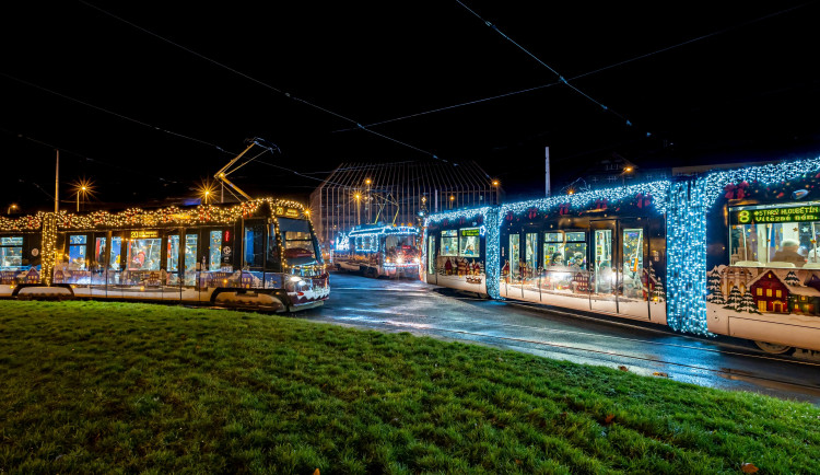 Dopravní podnik v sobotu vypraví tradiční Vánoční flotilu tramvají a autobusů. Chybět nebude ani mazačka