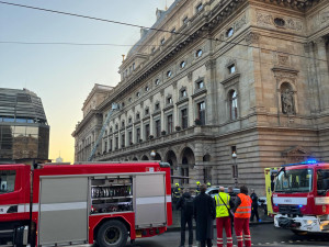 Hasiči zasahují u požáru v Národním divadle
