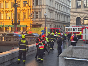 Hasiči zasahují u požáru v Národním divadle