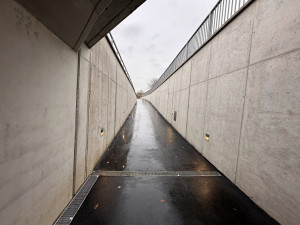 Podchod místo nebezpečného přechodu na Strakonické je hotový. Vypadá ale jinak, než původní návrh