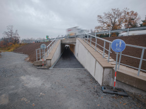 Podchod místo nebezpečného přechodu na Strakonické je hotový. Vypadá ale jinak, než původní návrh