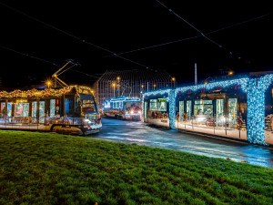 Dopravní podnik v sobotu vypraví tradiční Vánoční flotilu tramvají a autobusů. Chybět nebude ani mazačka