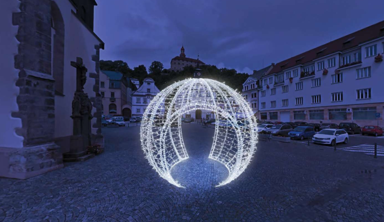 Náchod rozsvítil anděly i 3D koule, v neděli přidá i strom