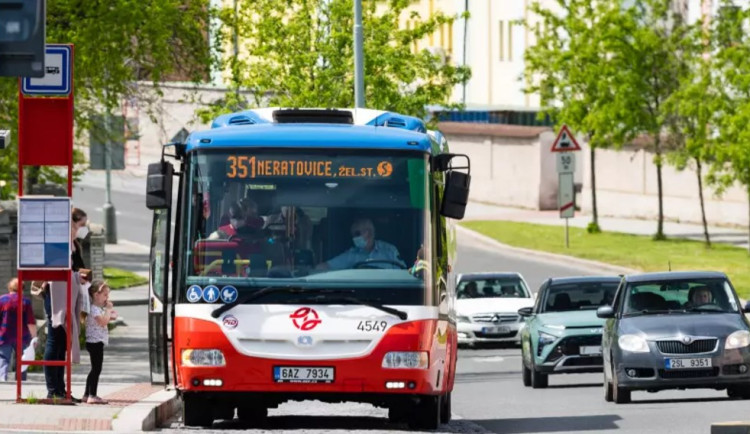 Praha 6 podpoří nastupování všemi dveřmi do příměsťáků. Změna by měla výrazně urychlit dopravu