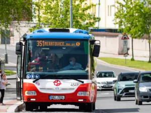 Praha 6 podpoří nastupování všemi dveřmi do příměsťáků. Změna by měla výrazně urychlit dopravu