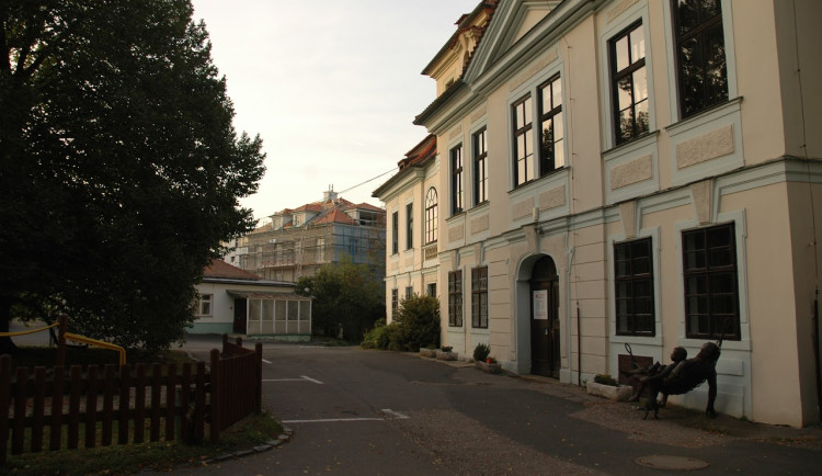 Zámek Veleslavín, v pozadí novostavba zbořené Vily Charlotty Masarykové