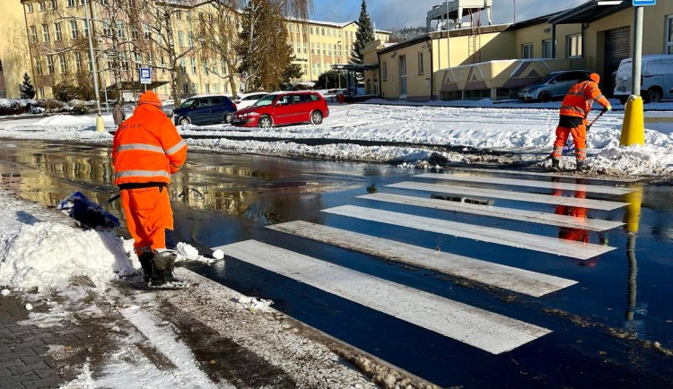 V zimní údržbě Jablonce nad Nisou přibyly další stovky metrů chodníků i vozovek či parkovišť