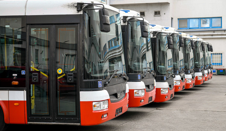 Dopravní podnik Prahy letos daroval ukrajinským městům 30 autobusů