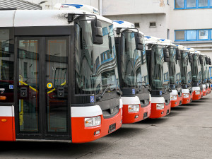 Dopravní podnik Prahy letos daroval ukrajinským městům 30 autobusů