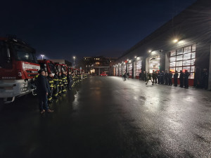 Pražští dobrovolní hasiči dostali od svých profesionálních kolegů deset kusů mobilní techniky