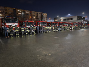 Pražští dobrovolní hasiči dostali od svých profesionálních kolegů deset kusů mobilní techniky