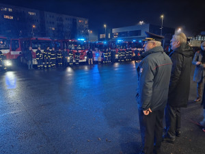 Pražští dobrovolní hasiči dostali od svých profesionálních kolegů deset kusů mobilní techniky