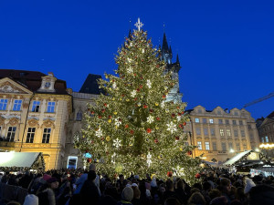 VIDEO: Vánoční trhy na Staroměstském náměstí jsou zahájeny. Podívat se přišly tisíce lidí, další už policie na náměstí nepustí