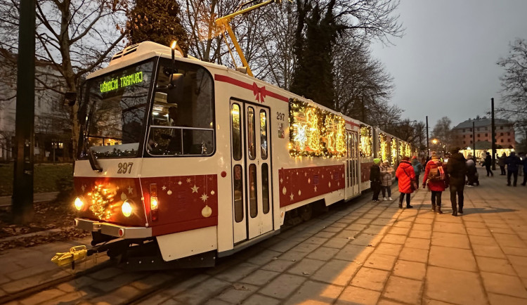 Na premiérovou jízdu vyrazila do ulic speciálně nazdobená a hodně rozzářená vánoční retro tramvaj