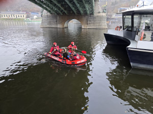 Policisté zachránili život muži, který skočil z Čechova mostu do Vltavy