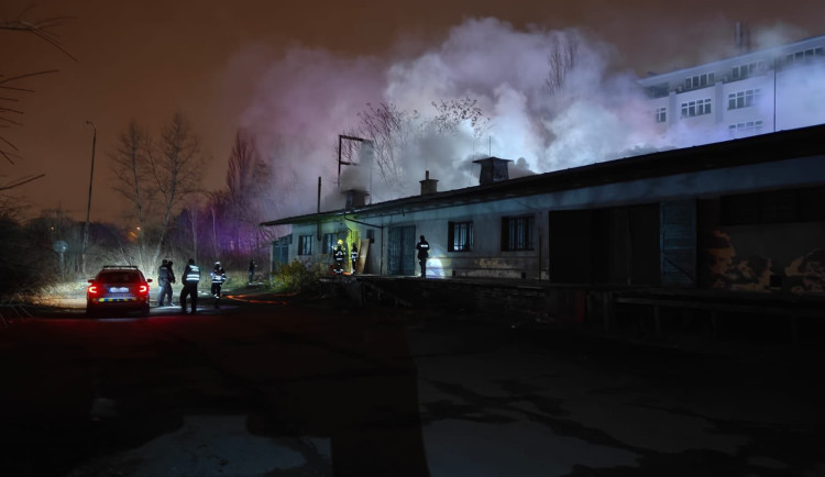 Na nákladovém nádraží hořelo v prázdné budově