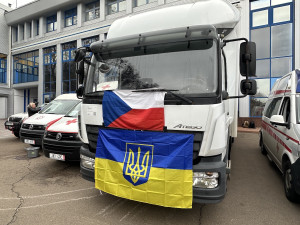 Dobrovolníci přivezli z Prahy na Ukrajinu pomoc za třináct milionů. Vybavenou polní nemocnici i hračky pro děti