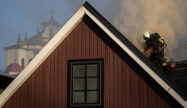 Nad Rychnovem se nesl kouř, hasiči vyjížděli k požáru rodinného domu