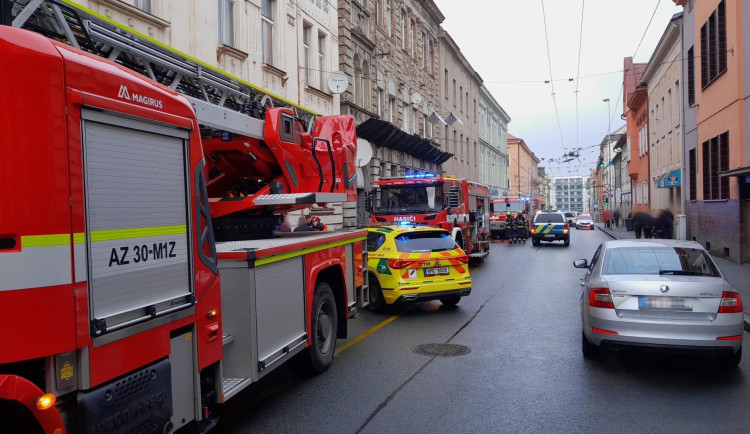 Na ulici létaly hořící části nábytku z oken bytu, ve kterém vypukl požár. Dva lidé skončili v péči záchranářů