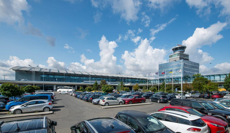 Více expresních stání a bezkontaktní platby. Pražské letiště zavedlo nový systém parkování
