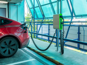 Dobíjení elektromobilu na Letišti Václava Havla Praha