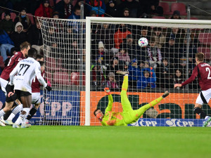 Fotbalisté Sparty v lize po pěti kolech konečně vyhráli, doma porazili Karvinou 4:1