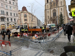 Na Strossmayerově náměstí se sází nové stromy. Město vybralo speciální odolné druhy, které se hodí do města