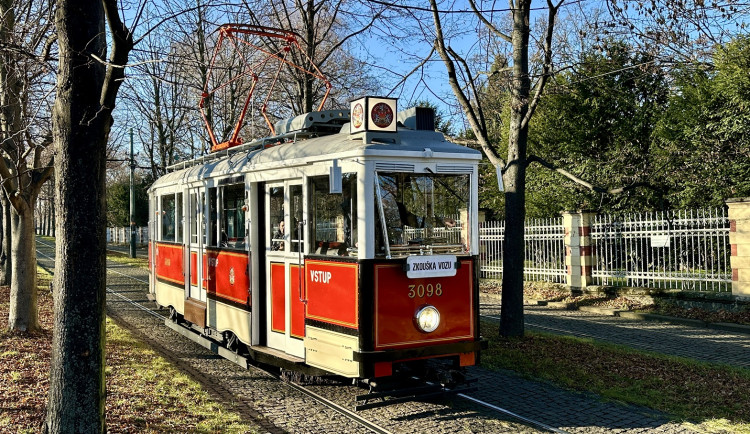 Dopravní podnik po téměř 60 letech zprovoznil historickou tramvaj mevro