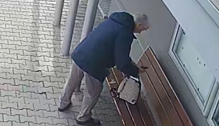 Senior vytáhl z tašky peněženku a odešel.