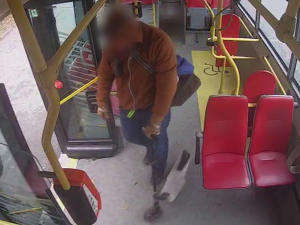 VIDEO: Násilník s koloběžkou napadl v Praze dva muže, řidiči autobusu zlomil pěstí žebra. Zásahovka si pro něj přišla domů