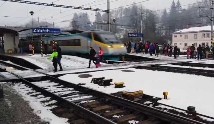 Muž, který vedl v Zábřehu manželku a děti pod projíždějící Pendolino, se přihlásil na policii. Mrzí mě to, řekl