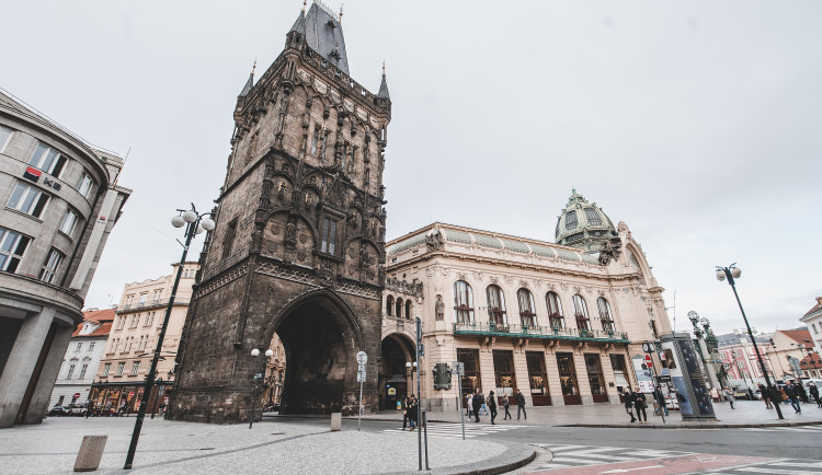 Restaurátoři očistili plášť Prašné brány, čeká ji i generální oprava