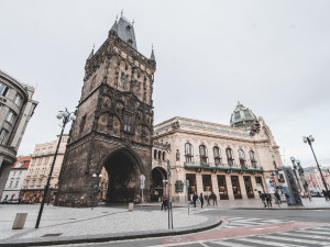 Restaurátoři očistili plášť Prašné brány, čeká ji i generální oprava