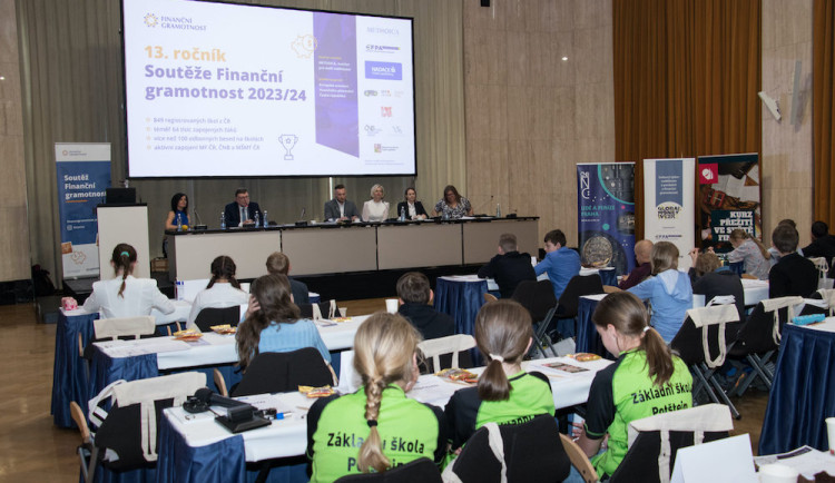 Přes 1000 škol z celého Česka se zapojuje do Soutěže Finanční gramotnost. Chtějí vychovat finančně zodpovědné žáky