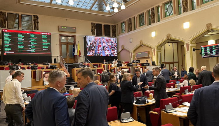Pražští zastupitelé schválili rozpočet, město bude příští rok hospodařit s příjmy 110,92 miliardy a výdaji 113,49 miliardy