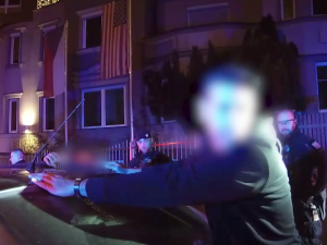 VIDEO: Kradené auto, zfetovaný řidič, značky přibité hřebíky. Kontrola auta jedoucího do strip baru skončila zadržením