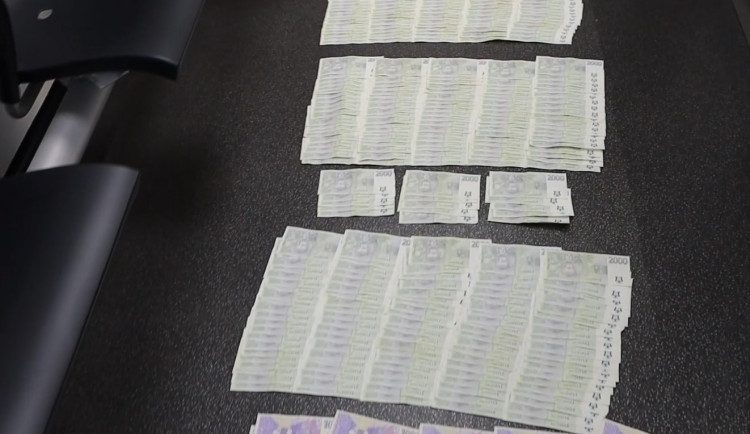 SKupina si podvody přišla na více než 64 milionů korun